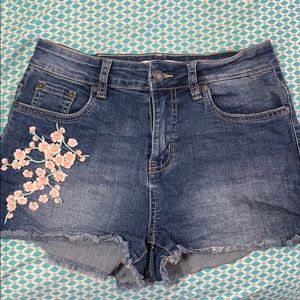 Amazing denim shorts for beach days📸